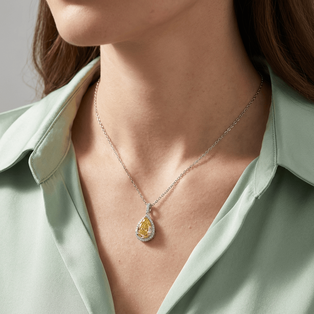 AURORA | Pear-cut diamond pendant necklace