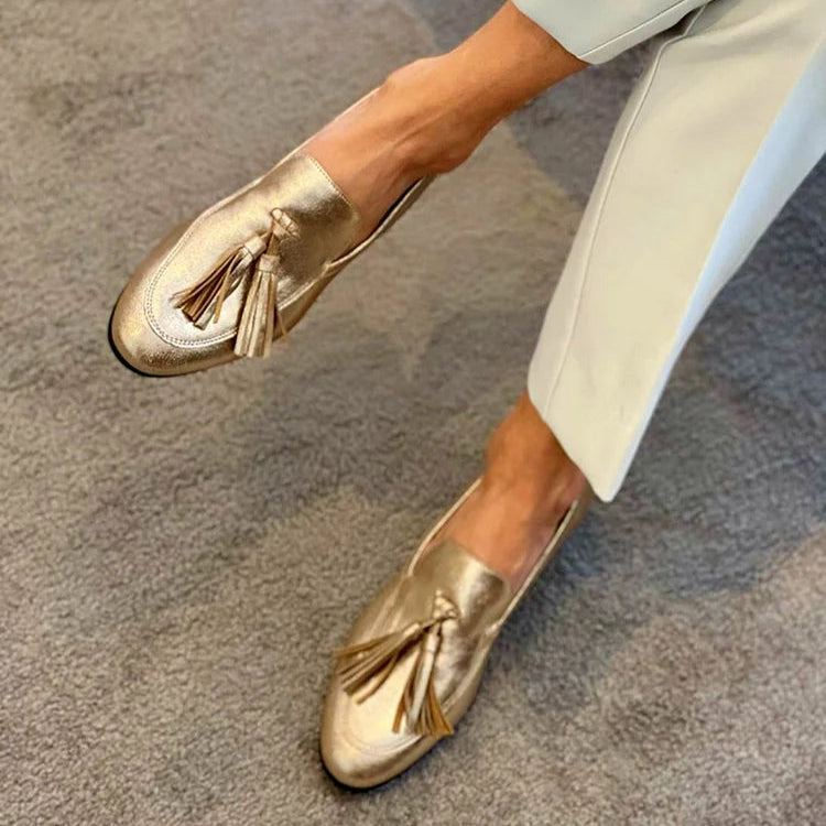 SIENNA | Tassel loafer in a sleek gold silhouette