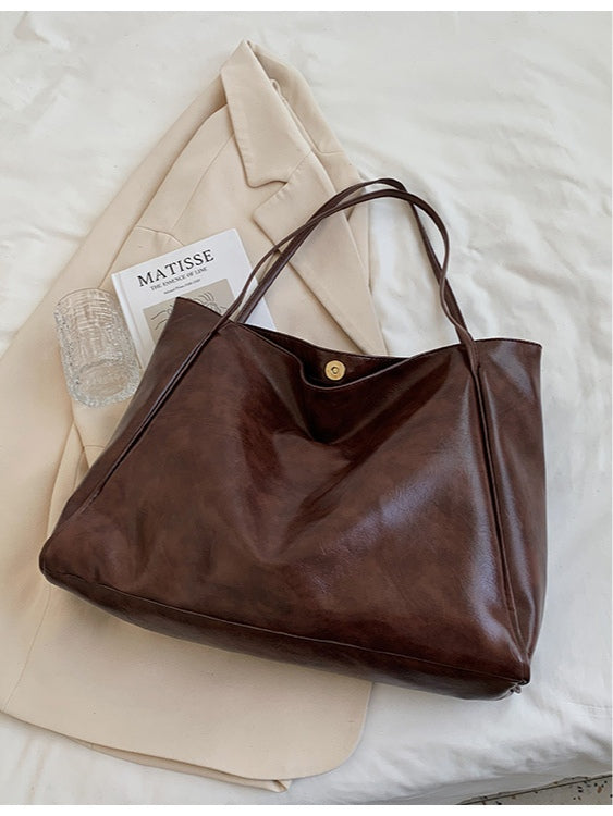 BEATRICE | Soft-touch bucket bag with magnetic closure