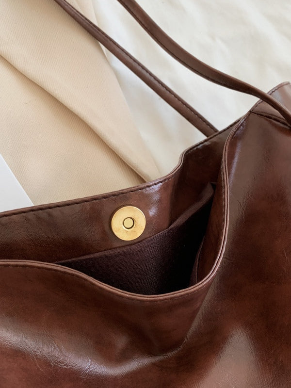 BEATRICE | Soft-touch bucket bag with magnetic closure