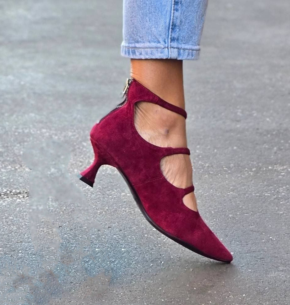 CASEY | Strappy low-heel pump with ankle closure