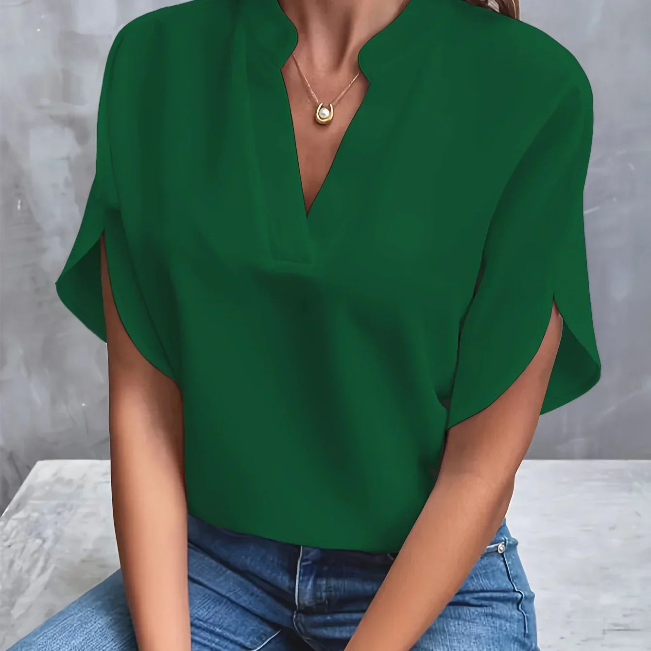 ELEANOR | Blouse with split V-neck and short sleeves