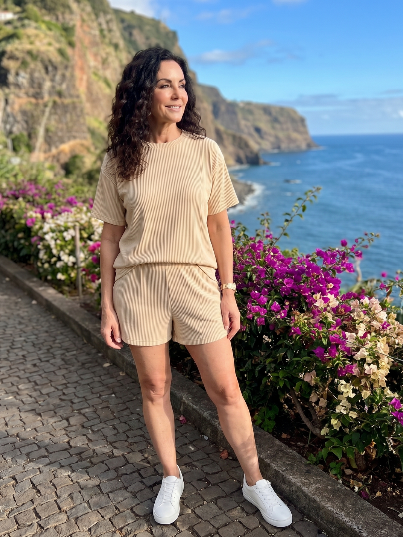 BELLA | Set with crew neck top and shorts