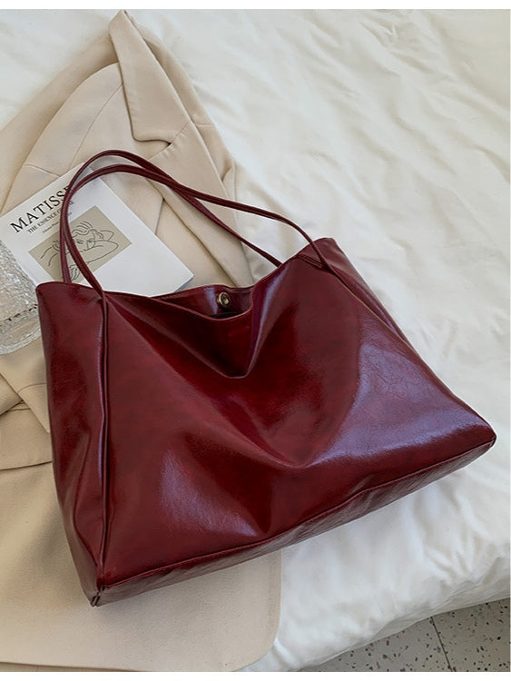 BEATRICE | Soft-touch bucket bag with magnetic closure