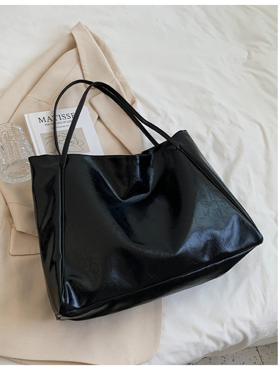 BEATRICE | Soft-touch bucket bag with magnetic closure
