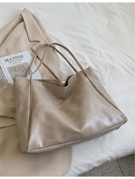 BEATRICE | Soft-touch bucket bag with magnetic closure