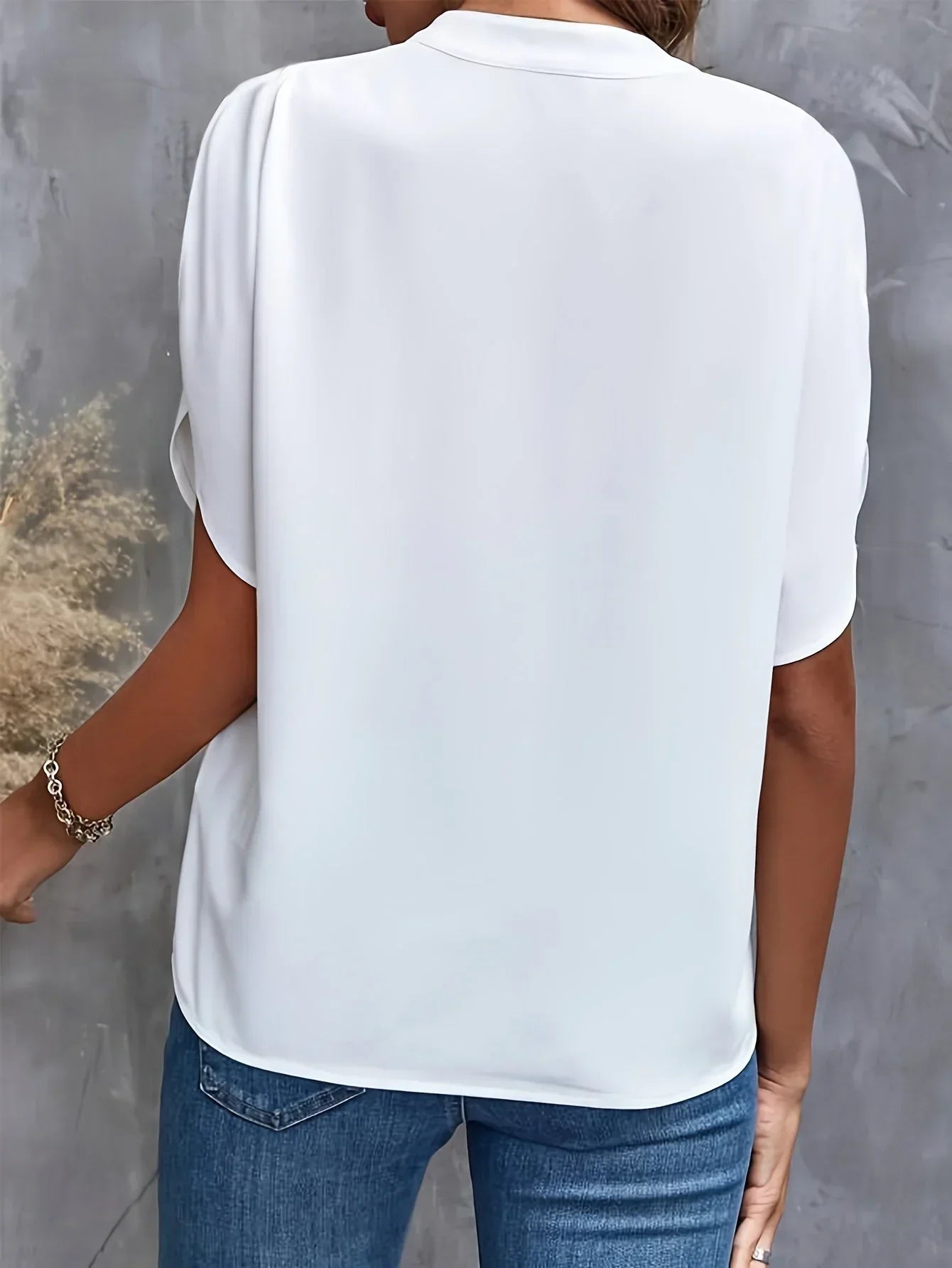 ELEANOR | Blouse with split V-neck and short sleeves