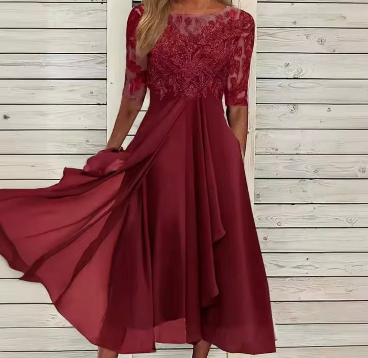 CHLOE | Refined lace dress with three-quarter sleeves