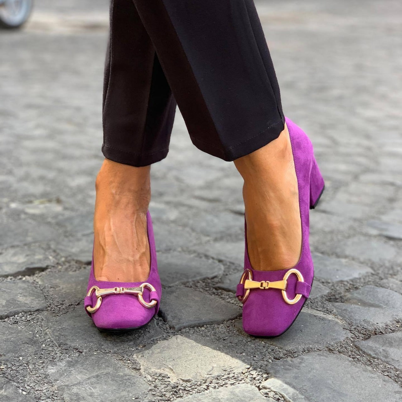 SIENNA | Wide-heel pumps with gold detail