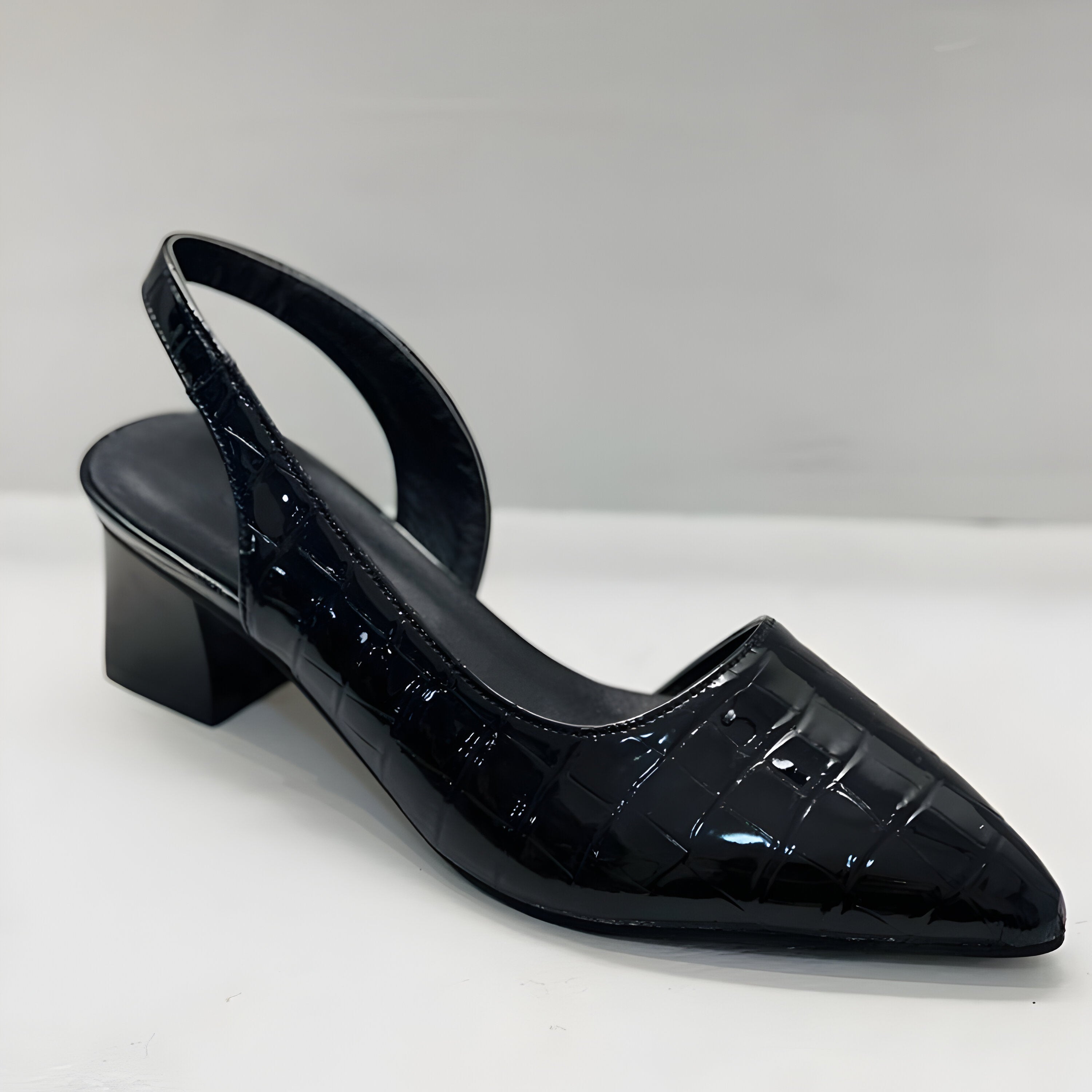 WYNN | Wide-toe heeled shoes with structured finish