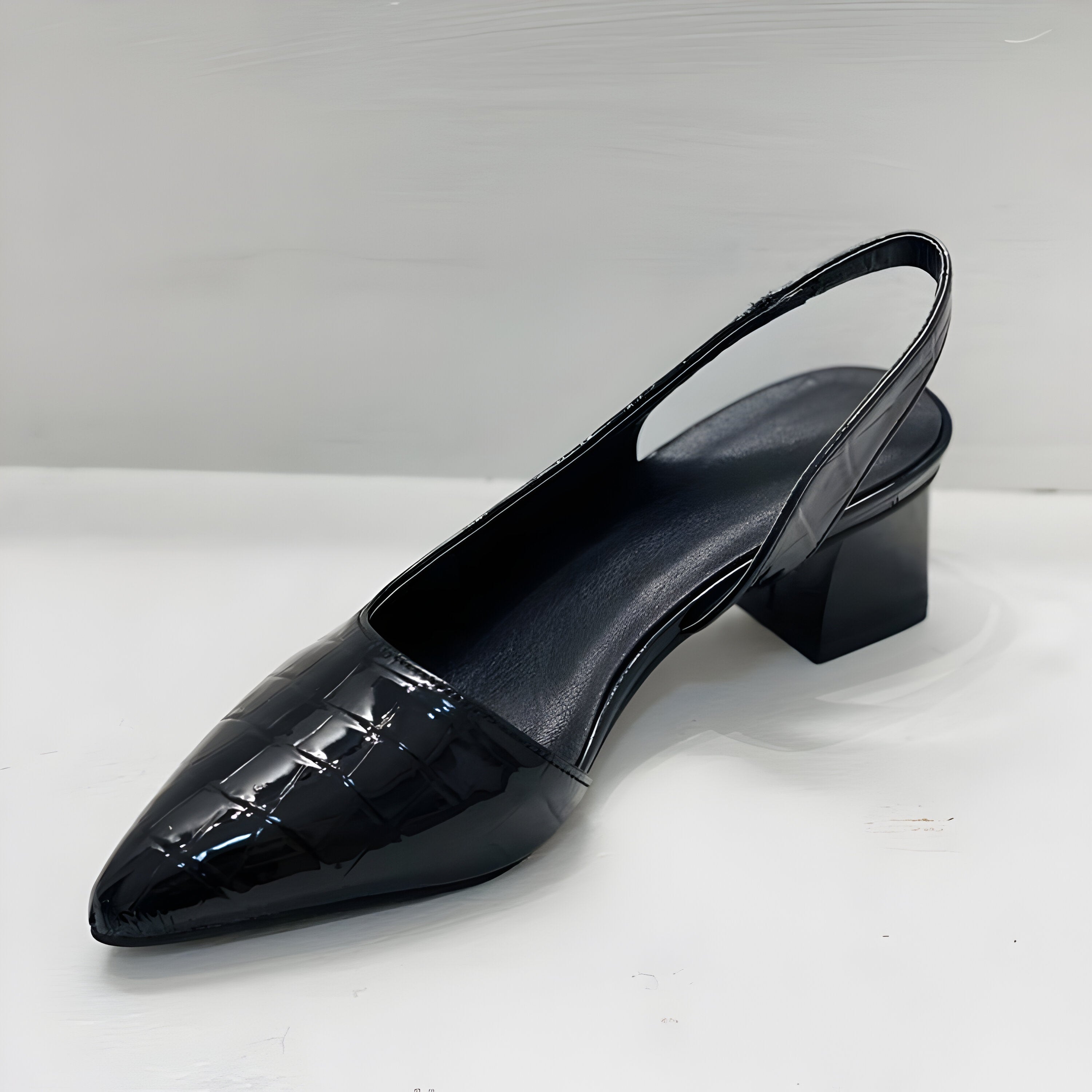 WYNN | Wide-toe heeled shoes with structured finish