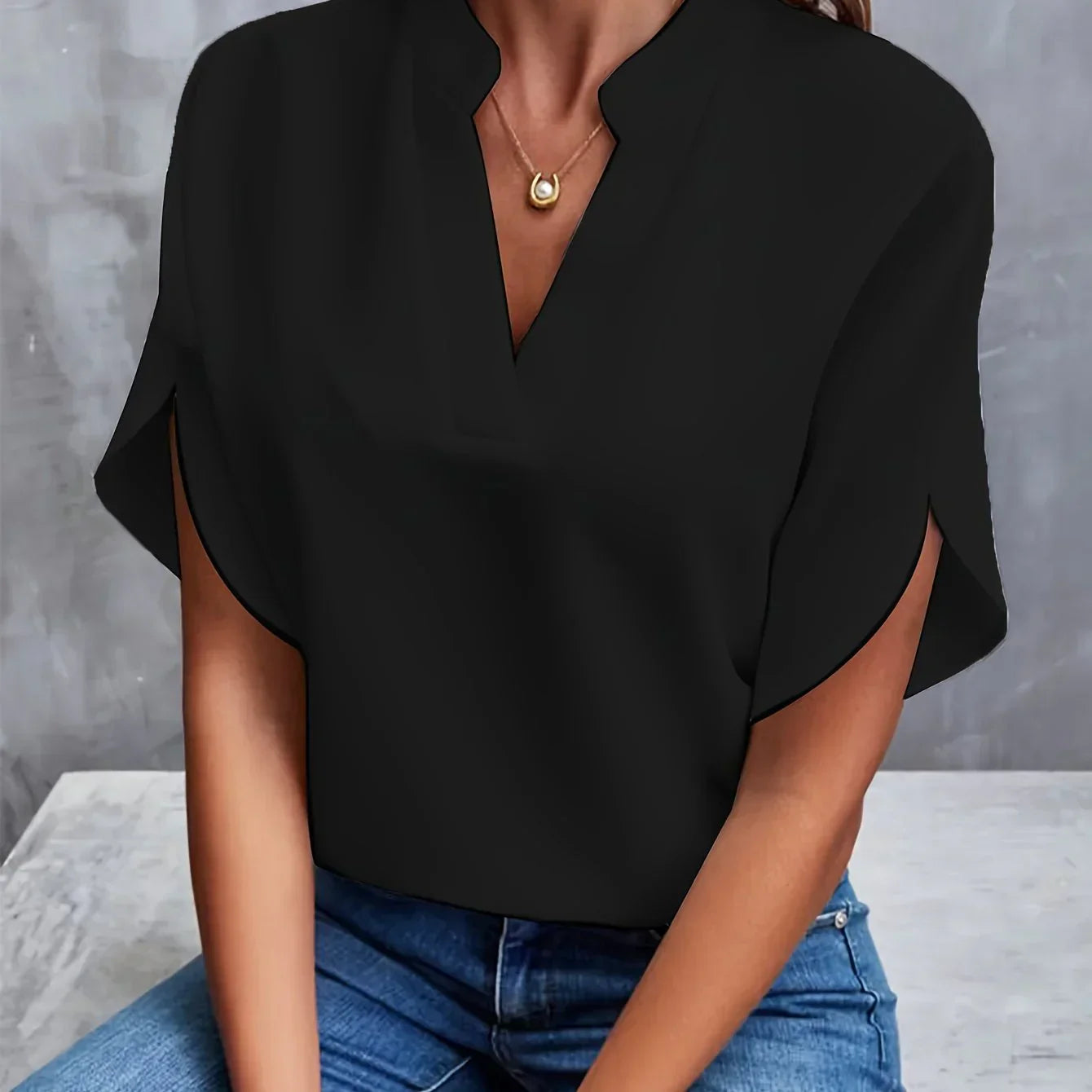 ELEANOR | Blouse with split V-neck and short sleeves