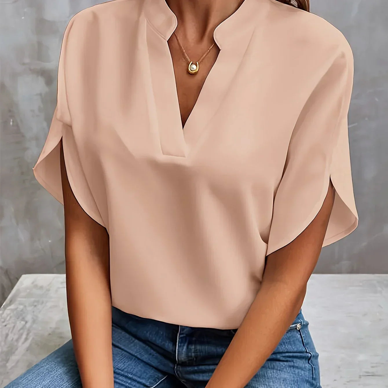 ELEANOR | Blouse with split V-neck and short sleeves