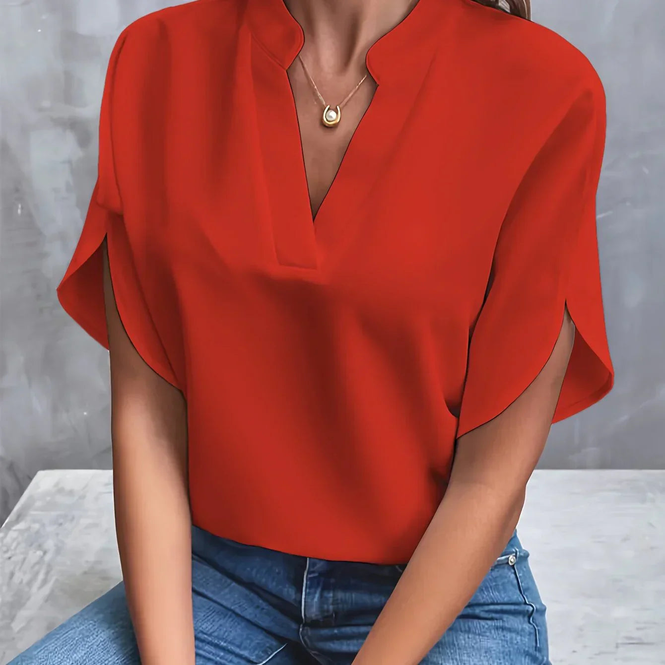 ELEANOR | Blouse with split V-neck and short sleeves