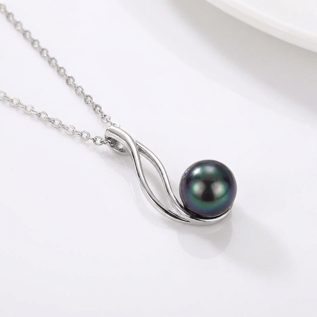 LUNA | Black pearl pendant with zircon inlay